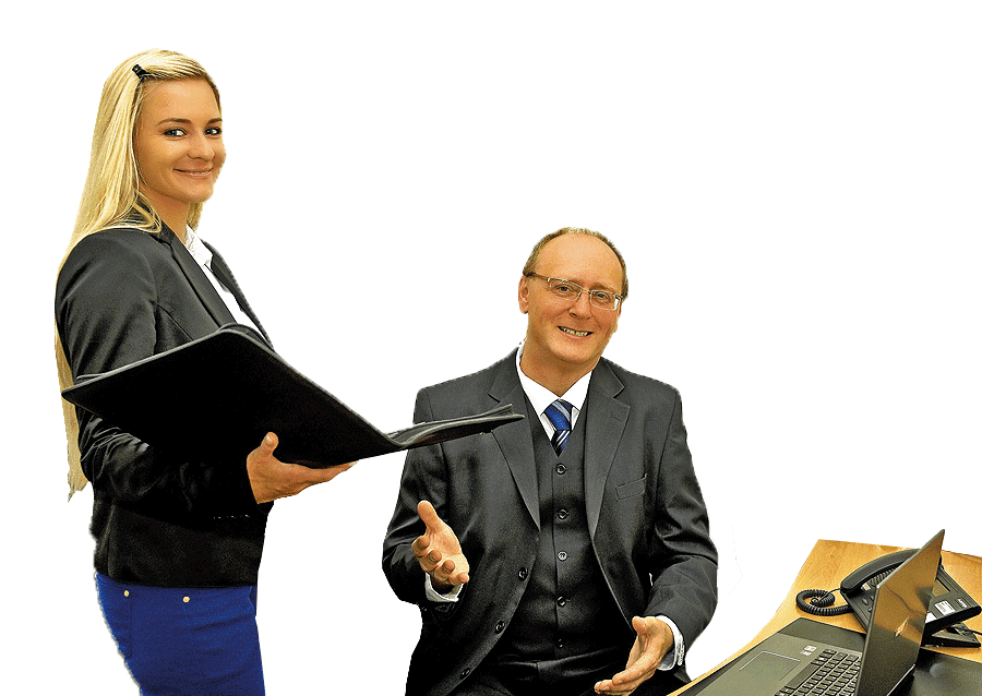 Glückliches Ehepaar vertraut auf Immobilienmakler Muster Immobilien